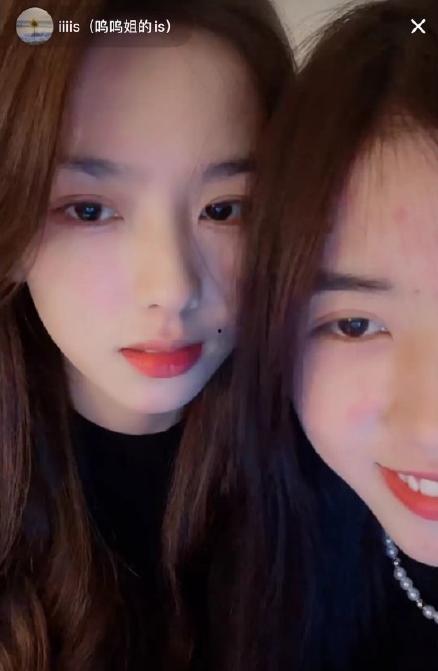 网红女拍照吃瓜,揭秘幕后美食诱惑