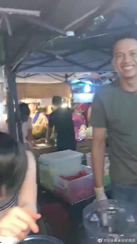 甘谷网红吃瓜事件视频播放,视频播放引发全网热议