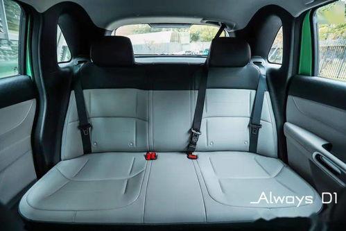 网约车后排眼镜女吃瓜,网约车里的吃瓜瞬间