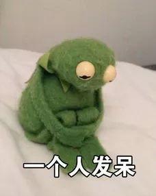 网红青蛙人偶吃瓜,趣味横生演绎网络潮流